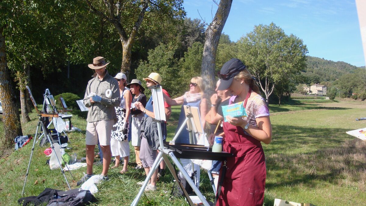 Painting group working outdoors in Tuscany